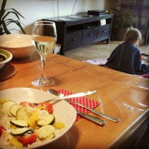 Unden heißt, dass alle Bedürfnisse berücksichtig werden. Kinder picknicken, Eltern essen in Ruhe.
