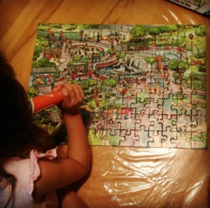 Kind mit puzzle und tiptoi