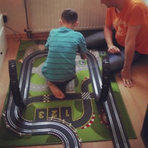 Weihnachtsvorbereitungen Carrera Papa Sohn