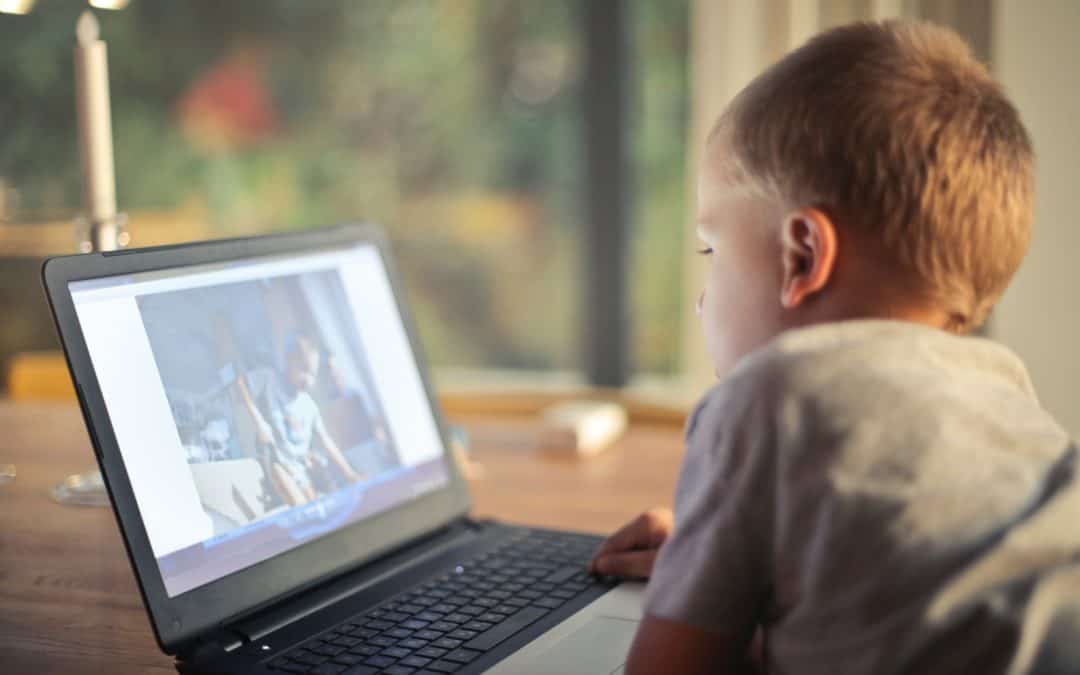 Kleines Kind schaut Fernsehen am Laptop