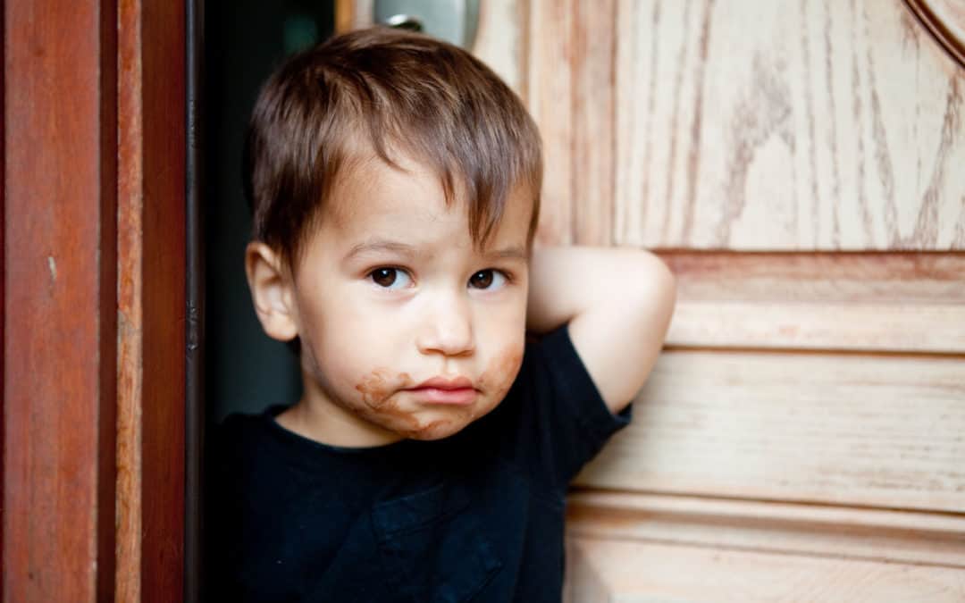 lügen Kind mit Schokolade am Mund