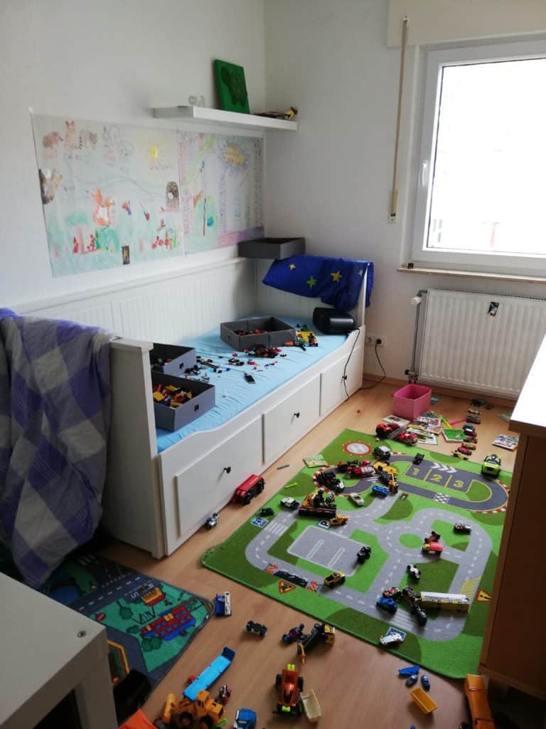 Quarantäne Kinderzimmer mit Plakaten