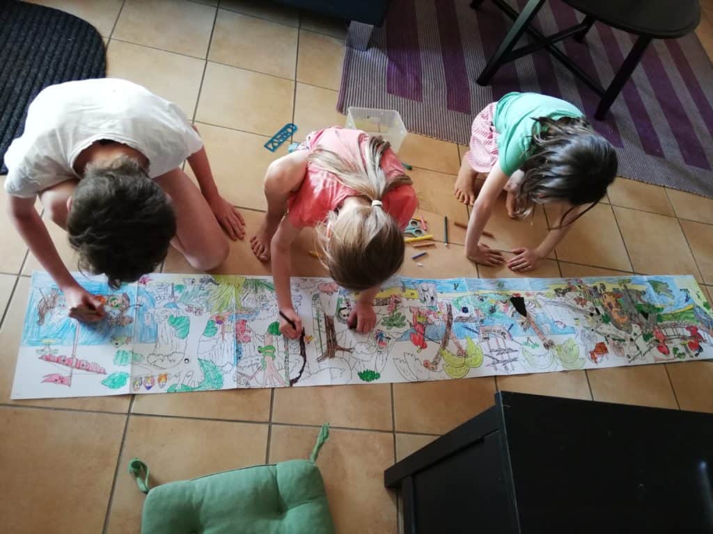 3 Geschwistern beim Malen