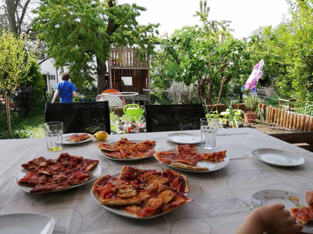 Pizza im Garten