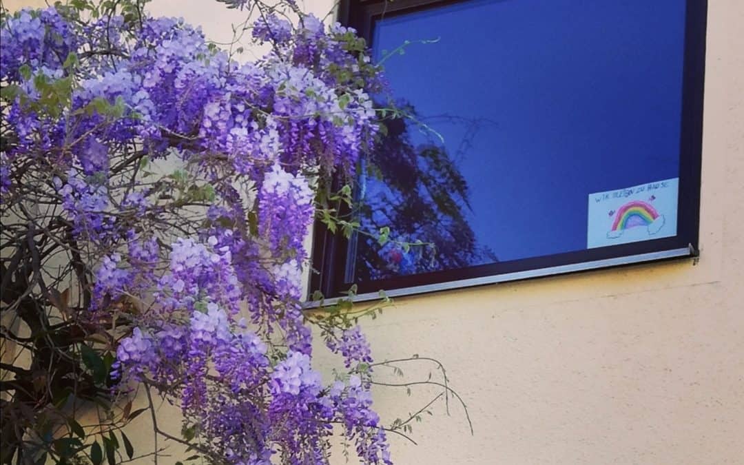 Wir bleiben zu Hause - Regenbogen im Fenster