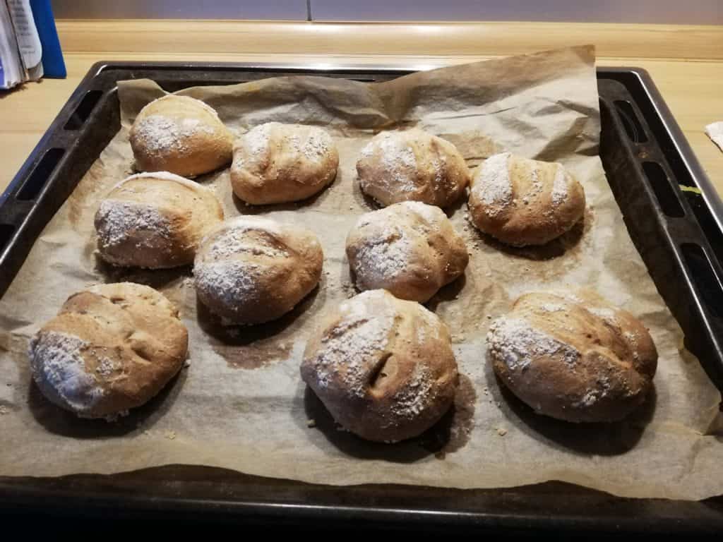 selbstgebackene Brötchen