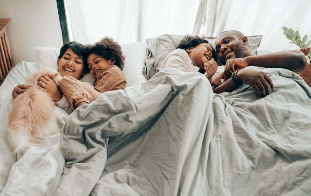 Konflikt Kinder im Bett der Eltern