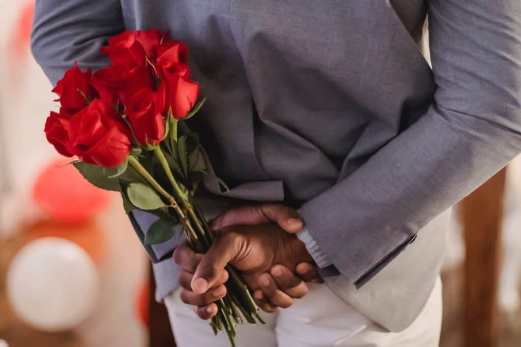Partner gibt seine Freundin Blumen