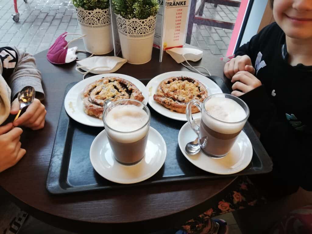 Advent ohne Bonuskind. Wir gehen beim Bäcker frühstücken. Kakao und Kuchen steht auf dem Tisch.