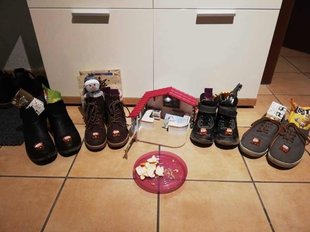 Geschenke in den Stiefeln vom Nikolaus.