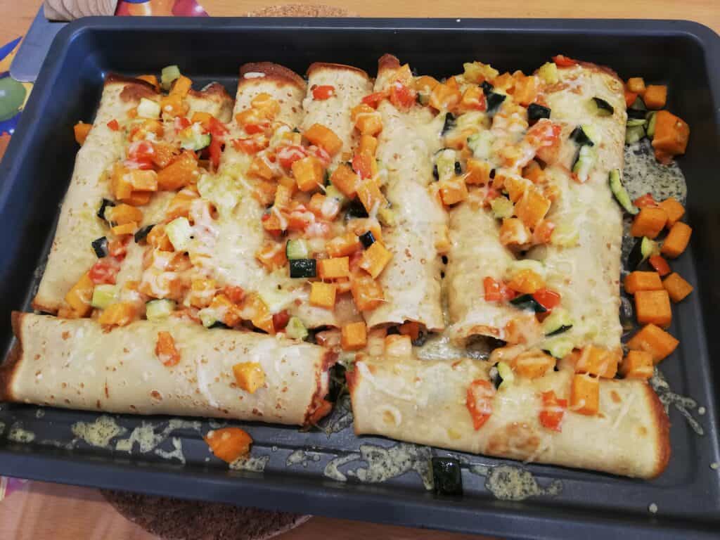 Pfannkuchen gerollt mit Gemüse im Ofen überbacken