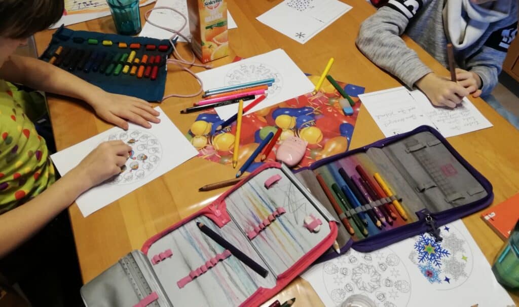 Die Kinder schreiben Weihnachtspost