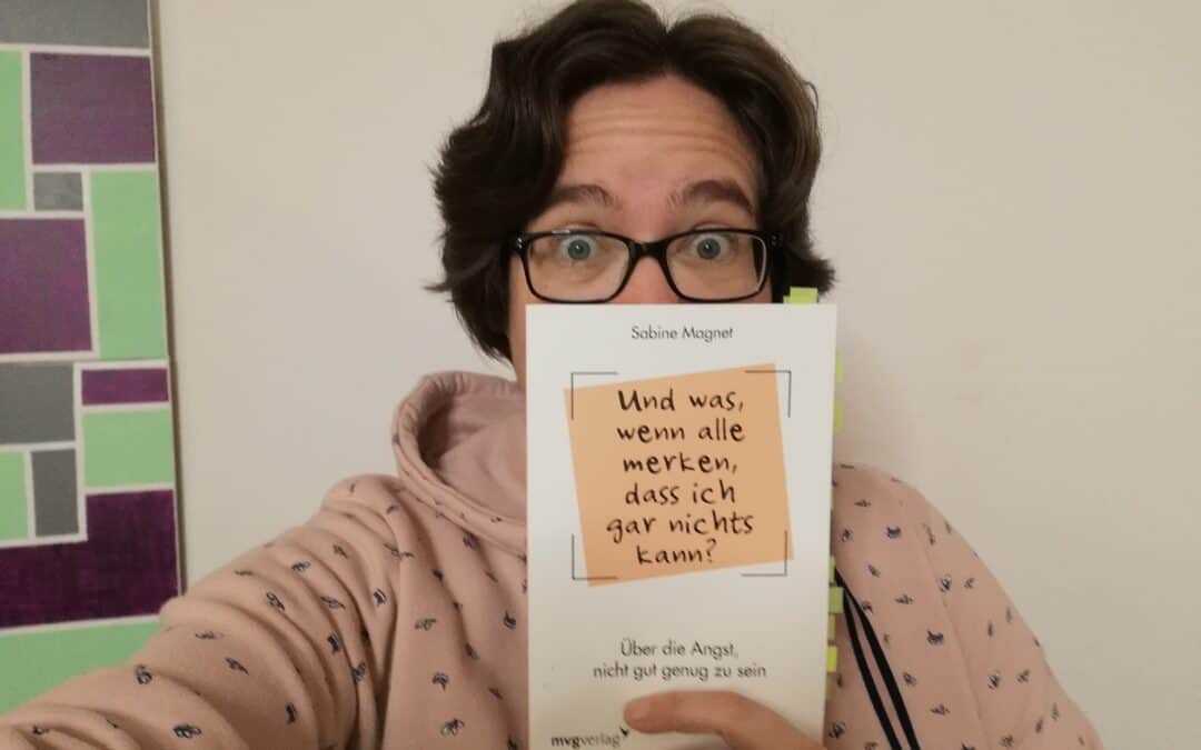 Marita hält ein Buch hoch mit dem Titel Was wenn alle merken, dass ich eigentlich gar nichts kann