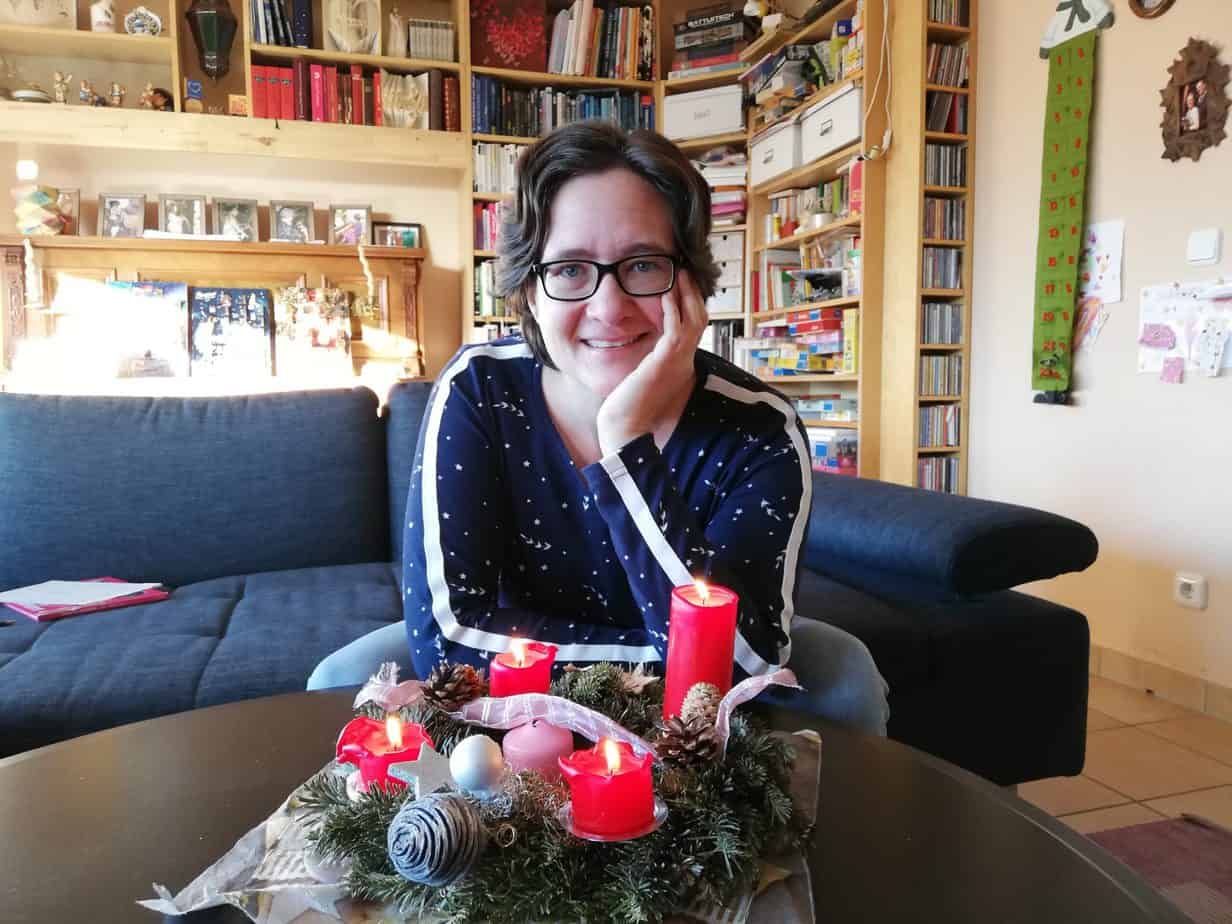 Marita 4 Advent mesource Marita mit Adventskranz