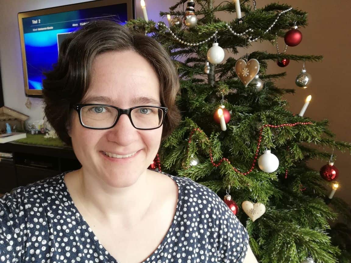 Marita advent Marita mit Adventskranz