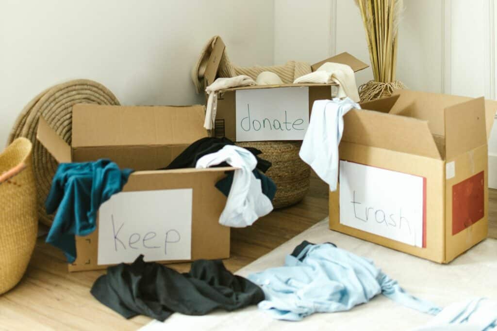 Trennung heißt auch Auszug und räumliche Trennung. 3 Umzugskartons mit der Beschriftung: keep, trash und donate. 
