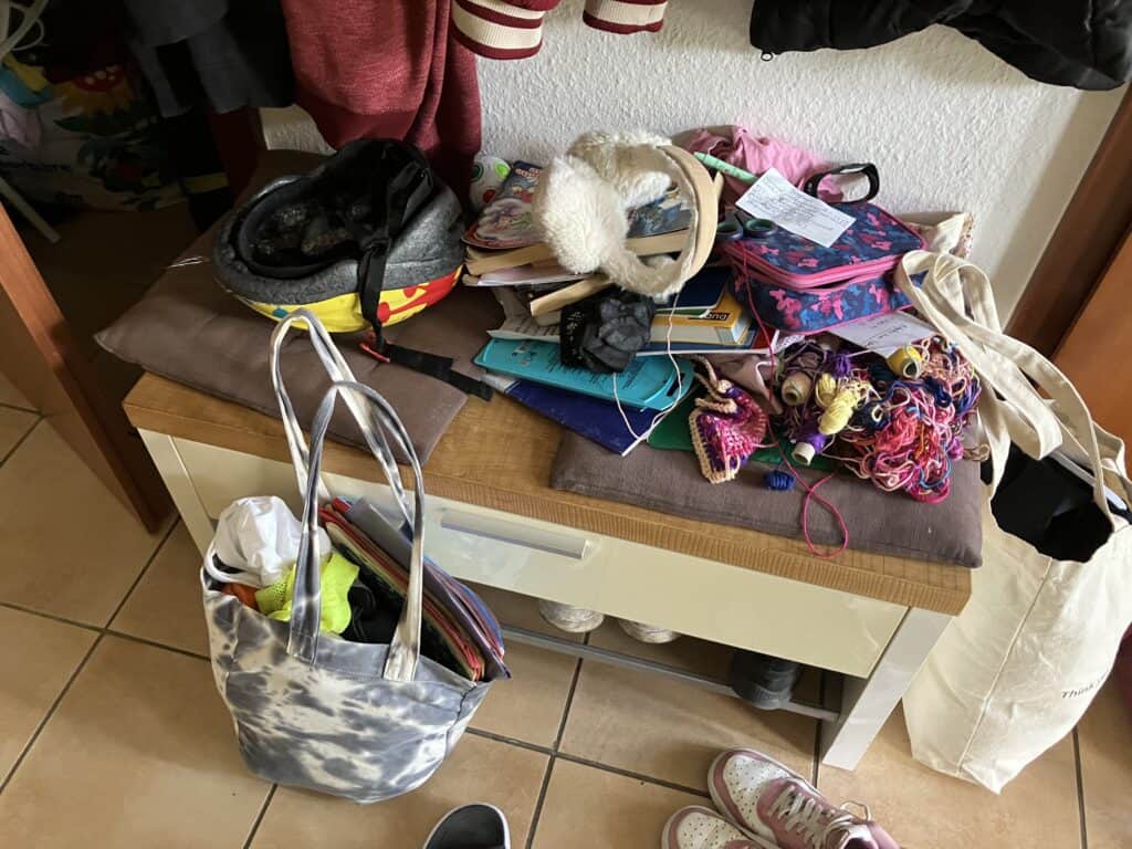 Tadaaa ADHS-Energie: So sieht der typische Ranzeninhalt vor den Sommerferien aus.