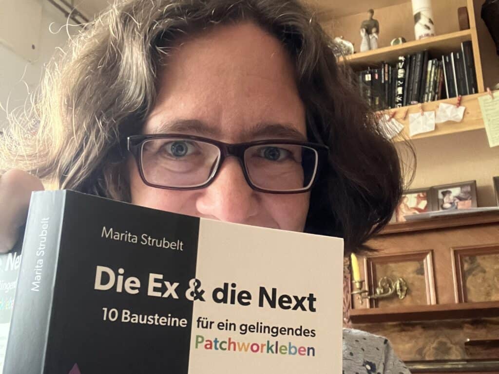 Marita hält das Buch Die Ex und die Next in der Hand.