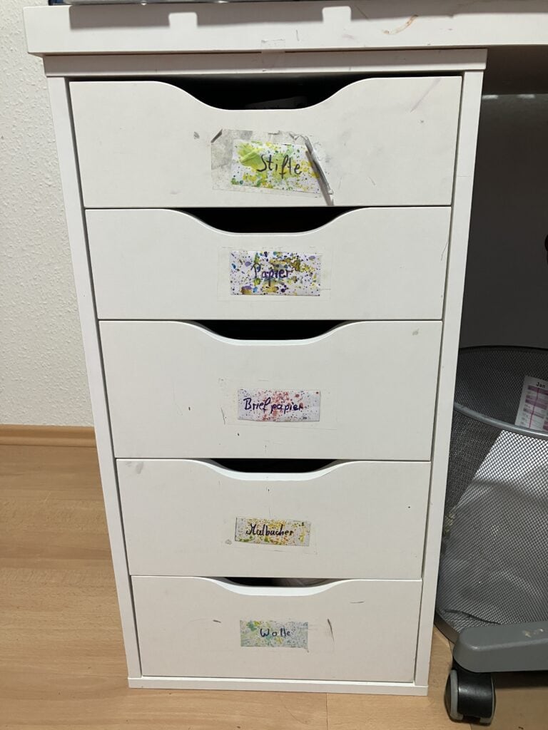 ADHS und Ordnung: Eine Schublade für jede Kategorie am Schreibtisch