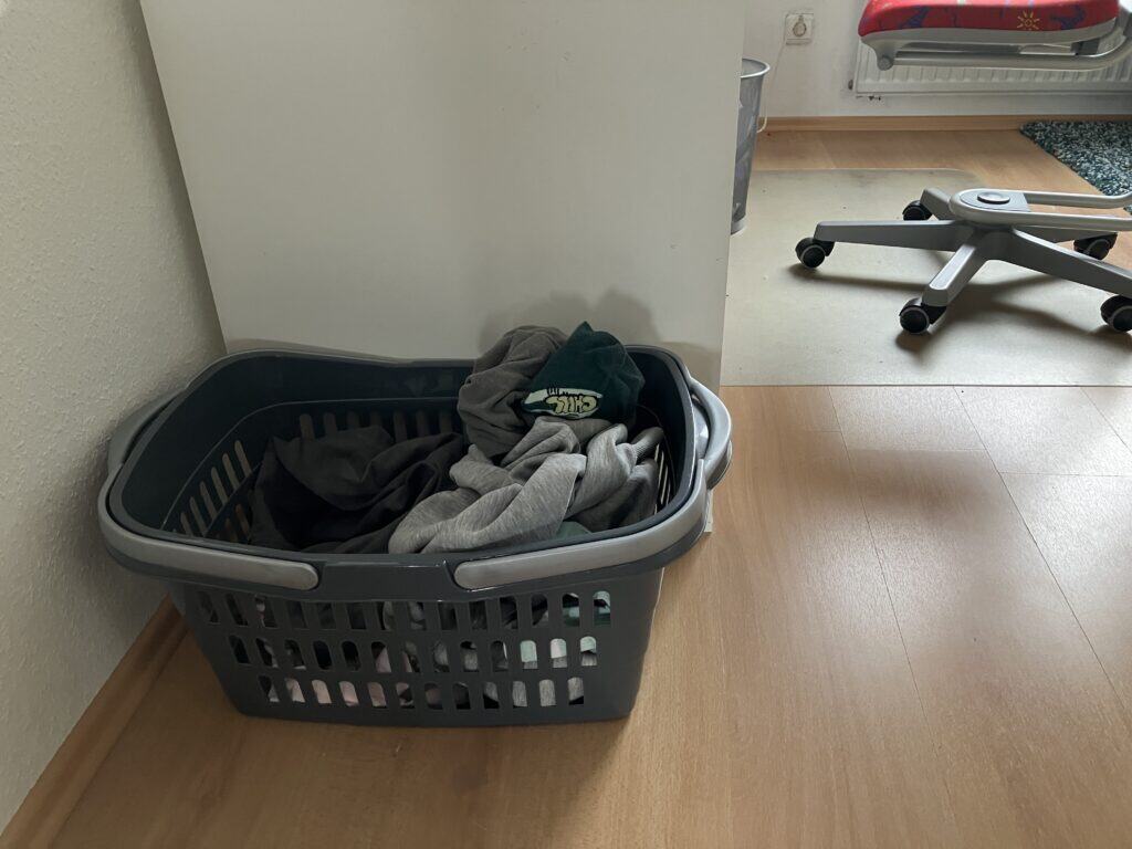 ADHS und Ordnung: Total simpel, aber mega effektiv ist ein Wäschekorb im Kinderzimmer.